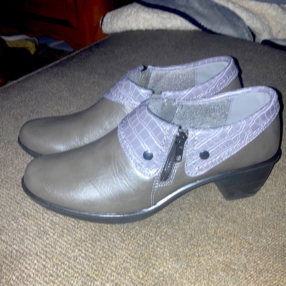 Womens Easy Street shoes never worn